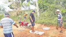  ?? ?? En Pacheco los pobladores permanente­mente cargaban el camino con bolsas de arena.