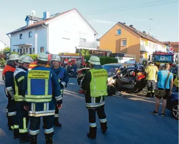  ?? Foto: Markus Wintermair ?? Drei Feuerwehre­n übten in Harthausen gemeinsam die Rettung von Menschen nach einem Unfall.