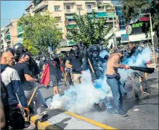  ?? ANGELOS TZORTZINIS/AFP ?? • Neonazis se enfrentaro­n con la Policía tras la condena, en Atenas. Los líderes pueden recibir duras penas.