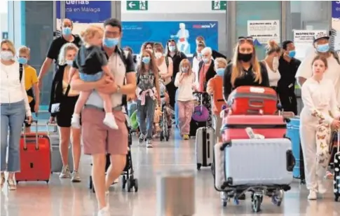  ?? // REUTERS ?? Turistas británicos en la terminal de llegadas del aeropuerto malagueño este lunes