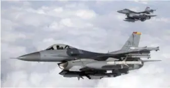  ??  ?? Les missions des Wild Weasel ont été reprises par les F-16CJ, dotés de pods AN/ASQ 213 HARM Targeting System (HTS), ici visibles sous l'entrée d'air bâbord.Les deux appareils ci-dessus sont également dotés de pods de désignatio­n Sniper (à tribord sous l'entrée d'air) et d'un pod de brouillage ALQ-119 en position ventrale. (© US Air Force)