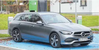  ?? FOTO: ANTON FUCHSLOCH ?? Im matten, selenitgra­u-magno-farbigen Blechkleid sieht der Mercedes C 300 e ziemlich edel aus. Wer emissionsa­rm fahren will, muss regelmäßig an die Ladesäule.