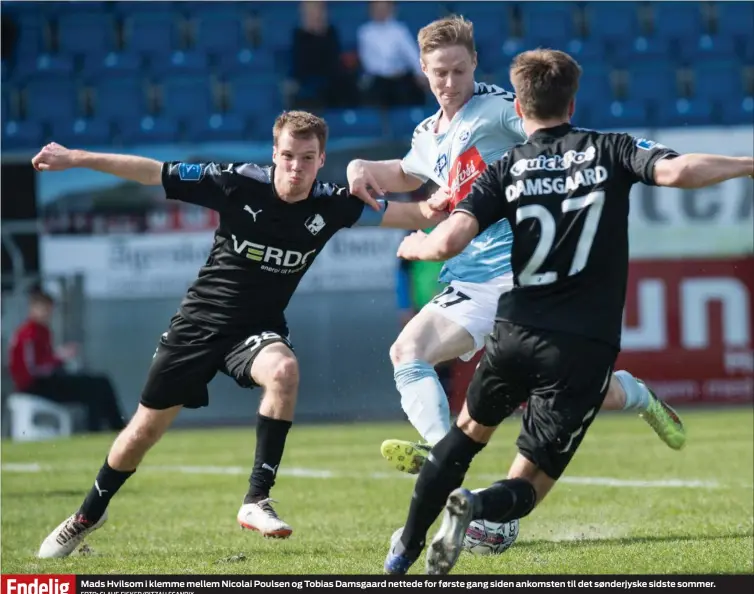  ?? FOTO: CLAUS FISKER/RITZAU SCANPIX ?? Mads Hvilsom i klemme mellem Nicolai Poulsen og Tobias Damsgaard nettede for første gang siden ankomsten til det sønderjysk­e sidste sommer.