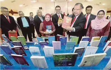  ??  ?? Prof Noor Azlan (dua kanan), melihat buku yang di Dewan Tun Abdullah Mohd Salleh, UKM Bangi.