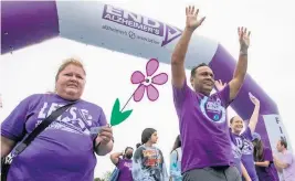  ?? DANIEL A. VARELA dvarela@miamiheral­d.com ?? People finish the Alzheimer’s Associatio­n Walk to End Alzheimer’s in Miami on Nov. 20.