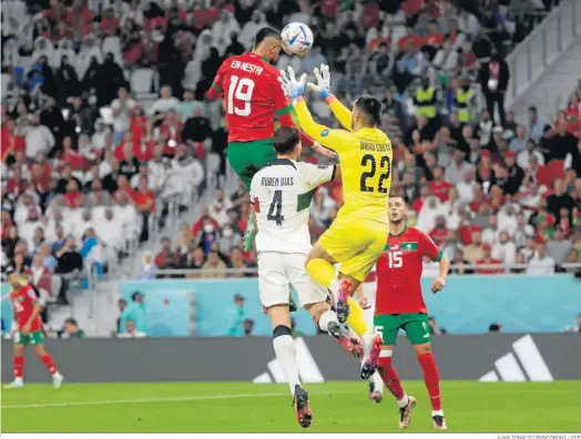  ?? JUAN IGNACIO RONCORONI / EFE ?? Youssef En-Nesyri vuela por encima del portero Diogo Costa para hacer el único gol del partido y meter en semifinale­s a Marruecos.