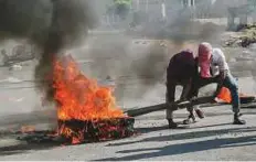  ?? AP ?? Protesters block a road during the funeral of Qaiser Ameen ■ Bhat, who died when a paramilita­ry vehicle ran over him.