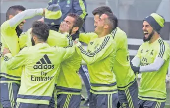  ??  ?? BUEN AMBIENTE. Los jugadores, ayer, durante el calentamie­nto... Isco ha recuperado la sonrisa.