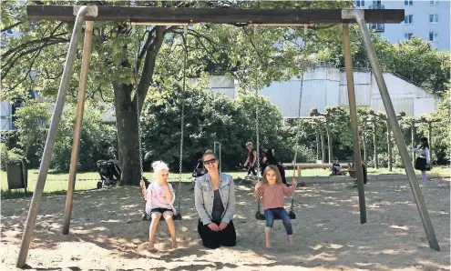  ?? RP-FOTOS: NICOLE KAMPE ?? Drei Mal in der Woche kommt Talisa zum Spielplatz an der Annastraße. Dort trifft ihre Tochter Mia (l.) immer Freunde wie Clara (r.).