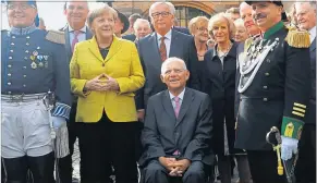  ?? [ Reuters ] ?? Geburtstag­sparade für Schäuble in badischer Heimat mit Merkel und Juncker.