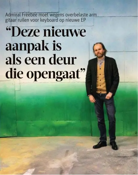  ?? FOTO RINUS VAN DE VELDE ?? Tom Van Laere alias Admiral Freebee, voor de lens van kunstenaar Rinus Van de Velde. “Ik zit vaak in zijn atelier, om wat te pingpongen en over kunst te praten. Rinus denkt veel mee over vorm.”