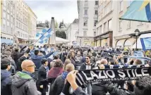  ?? BILDER: SN/BERTHOLD SCHMID ?? Jubel vor der Großbild-Leinwand in Schallmoos, Lazio-Fans auf dem Alten Markt und Stärkung für die Polizei.