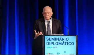  ?? ?? Le plus haut diplomate de l'UE, Josep Borrell, prononce un discours lors d'un séminaire diplomatiq­ue à Lisbonne, le 3 janvier 2024.