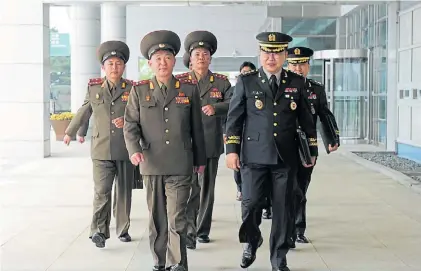  ?? AP ?? Reunión. Los jefes militares de Corea del Norte y de Corea del Sur, el lunes en la ciudad surcoreana de Paju.