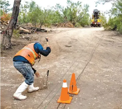  ?? OCTAVIO HOYOS ?? Personal federal monitorea los niveles de agua en El Pinabete.