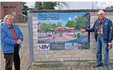  ?? FOTO: KBV ?? Karl Brocks begrüßt die Idee der KBV, daneben Gottfried Winkels vor dem Plakat mit dem Entwurf für einen Peter-Plümpe-Platz mit Gastronomi­e.