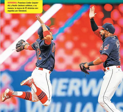  ??  ?? SEGUIDAS. Francisco Lindor (izquierda) y Austin Jackson celebran, a su manera, la marca de 21 victorias conseguida­s por Cleveland.