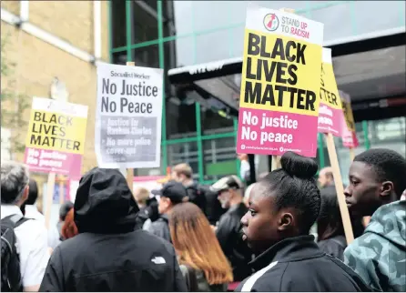  ?? PICTURE: NEIL HALL / REUTERS ?? OPPRESSED: Demonstrat­ors gather at a protest outside Stoke Newington police station over the death of Rashan Charles, London.