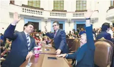  ??  ?? Jorge Romero (PAN), Leonel Luna y Raúl Flores (PRD), ayer en la sesión de la Asamblea Legislativ­a de la Ciudad de México.