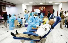  ??  ?? Police personnel donate blood after Maharashtr­a CM Uddhav Thackeray appealed donors to come forward due to the shortage of blood for COVID-19 and NON-COVID patients, in Mumbai, on Saturday