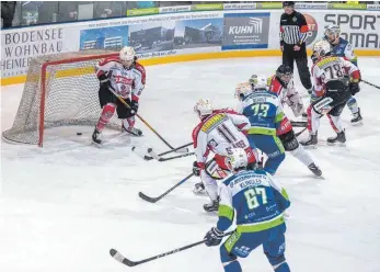  ?? FOTO: CHRISTIAN FLEMMING ?? Die Lindau Islanders (dunkle Trikots) und der ECDC Memmingen spielen in der Verzahnung­srunde der EishockeyO­berliga weiter.