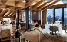  ??  ?? IN ALTO: la Vallée Blanche. SOPRA: il ristorante del Loge du Massif, lo ski-lodge dell’hotel Le Massif Courmayeur.