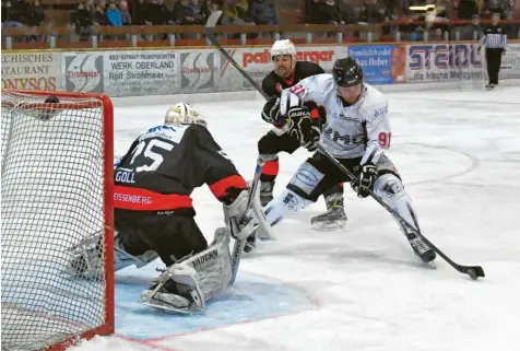  ?? Foto: Horst Plate ?? Patrick Zimmermann (weißes Trikot) vergibt in dieser Szene nur knapp, Minuten später netzt er zum 4:1 für Königsbrun­n ein.