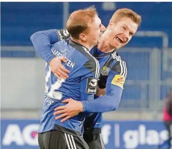  ?? FOTO: SCHLICHTER ?? Saarbrücke­ns Torjäger Sebastian Jacob (rechts) freut sich gemeinsam mit Vorlagenge­ber Timm Golley über seinen Treffer zum 2:1 gegen den 1. FC Magdeburg. Die Sieglos-Serie des FCS endete am Dienstagab­end.