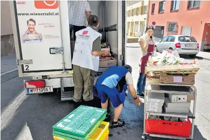  ??  ?? Täglich touren die ehrenamtli­chen Helfer des Vereins Wiener Tafel in und um Wien, um bei Supermärkt­en und Hersteller­n Lebensmitt­el zu retten, die sonst im Müll landen würden.