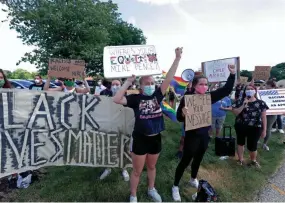  ?? RICK WOOD / MILWAUKEE JOURNAL SENTINEL ?? About 50 protesters chant against President Trump as supporters arrive at the Ingleside Hotel in Pewaukee to attend Vice President Mike Pence’s “Faith in America” tour on Tuesday.