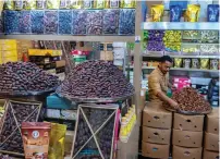  ?? SHIHAB / KHALEEJ TIMES ?? Markets are flooded with a variety of dates as demand for the fruit soars during Ramadan.