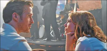  ?? ALFA FILMS ?? DESAFIO. Gosling y Stone: actuacione­s de bajo vuelo, pero son aún peores a la hora de cantar.