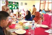  ?? FIRMA ZUHDI AL FAUZI/JAWA POS ?? JANGAN ASAL MAKAN: Wakasek Kurikulum SMA Hang Tuah 5 Candi Doddy Susanto memberikan pengarahan saat lomba table manner di sekolah pada Jumat (21/4).