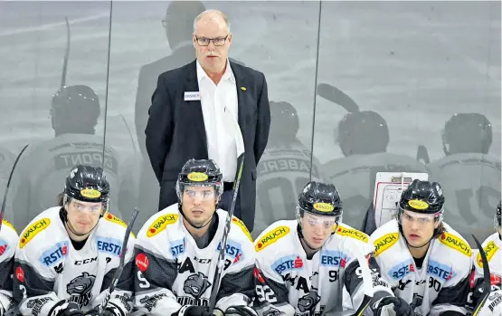  ??  ?? Paradoxon: Von allen Vereinen Österreich­s spielt Dornbirn am kürzesten oben mit. Dafür ist Dave MacQueen aktuell der längstdien­ende Coach.