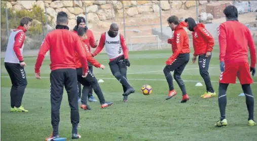  ??  ?? ENTRE SOMBRAS. Emaná destaca en la imagen durante la realizació­n de un rondo en el entrenamie­nto de ayer en el Anexo del Nou Estadi.