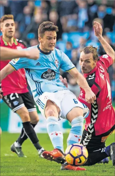  ??  ?? ESTRENO A LO GRANDE. Radoja marcó su primer gol con el Celta y desniveló el duelo con el Alavés.