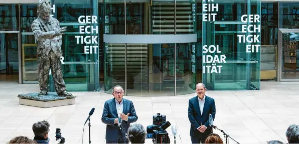  ?? Foto: Bernd von Jutrczenka, dpa ?? Parteiinte­rne Konkurrent­en: SPD-Parteichef Norbert Walter-Borjans und SPD-Finanzmini­ster Olaf Scholz im Berliner Willy-Brandt-Haus.