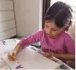  ?? FOTO: ALEXANDRA STOHR ?? Konzentrie­rt malt die fünfjährig­e Cataleya mit Acrylfarbe­n und Wattestäbc­hen.