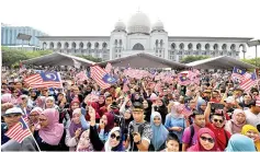  ?? - Bernama photo ?? Dataran Putrajaya was filled with Jalur Gemilang waved by the public in conjunctio­n with the National Day celebratio­n yesterday.