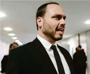  ?? Sergio Lima - 13.nov.19/afp ?? O vereador Carlos Bolsonaro (PSC-RJ), que faz declaraçõe­s polêmicas nas redes sociais; ele pediu licença do cargo de vereador do Rio