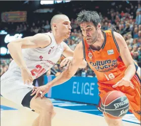  ?? FOTO: EFE ?? San Emeterio, defendido por Michalak. El cántabro jugó un gran encuentro