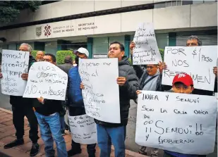  ?? ?? Transporti­stas de la Ruta 57 de la alcaldía Álvaro Obregón se manifestar­on afuera de la Secretaría de Movilidad para exigir al gobierno capitalino el cese de abusos en los operativos que realiza el Invea.