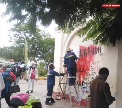  ?? ?? Pic: Zenzele via Twitter
Bulawayo City Council employees erasing Mbuya Nehanda and King Lobengula mural that was defaced in the city recently