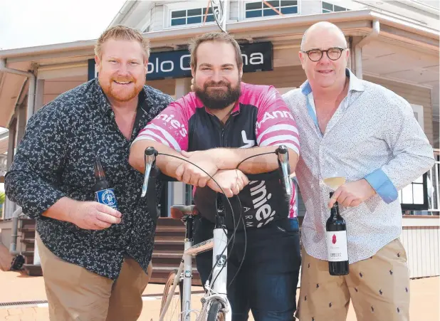  ?? Picture: ANNA ROGERS ?? READY TO RIDE: Brothers Nick and Peter Lyngcoln with Piccolo Cucina owner Kieren O'Connor, who will host a fundraisin­g lunch for the Cardiac Challenge.