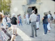  ?? - Crédits : AR ?? A l’entrée de l’église d’Aussos sour la houlette de la présidente