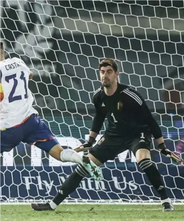  ?? FOTO BELGA ?? Ex-Anderlecht­speler Trezeguet neemt Castagne en Courtois te grazen: 0-2.