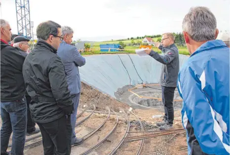  ?? FOTO: BERNHARD HAMPP ?? Ingenieur Christoph Lechler hat die Arbeiten an dem zehn Meter tiefen Nachklärbe­cken erklärt.