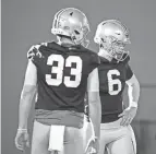  ?? ADAM CAIRNS/COLUMBUS DISPATCH ?? Ohio State quarterbac­ks Devin Brown (33) and Kyle Mccord at practice on Thursday.