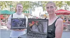  ?? FOTOS: KAMP, MACK ?? Zwei Aktivisten der „Liberation for Krefeld“Bewegung zeigen in der Krefelder Innenstadt Zustände von Nutztieren auf Laptops.