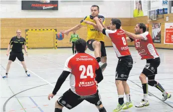  ?? FOTO: KARL-HEINZ BODON ?? Vasile Daniel Balan (hinten) steigt hoch. Gegen Wangen braucht der TSV Bad Saulgau einen Höhenflug, um zu bestehen, sonst ist der Abstieg in die Landesliga eigentlich besiegelt.